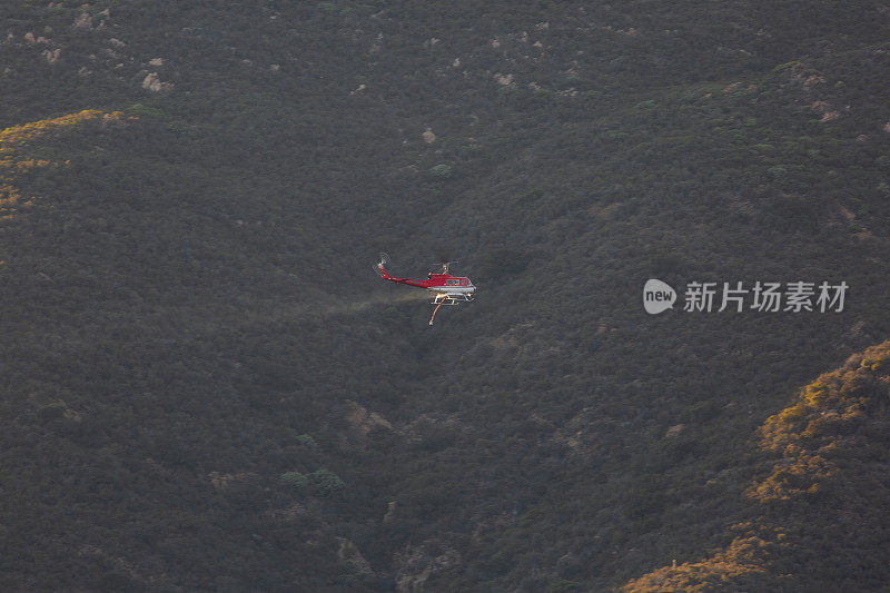 西科斯基S-64空中起重机消防飞机从湖中取水