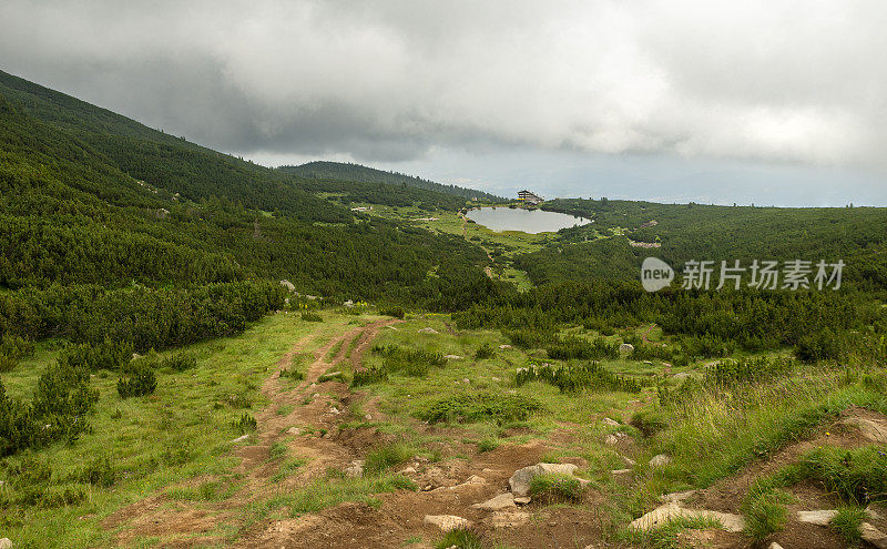 保加利亚皮林山的贝兹博格小屋和湖。