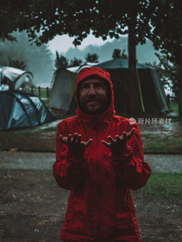 一幅男人在露营时被困在暴风雨中的肖像