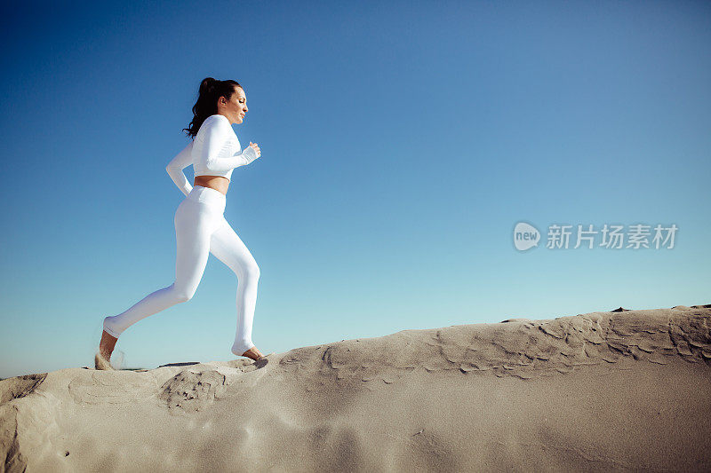 一名年轻白人女子慢跑的侧影