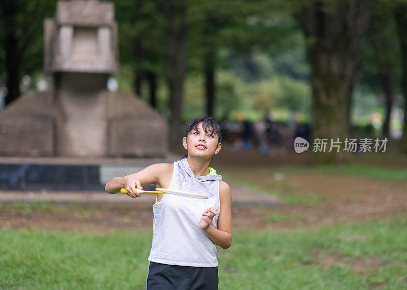 十几岁的女孩在公园里打羽毛球