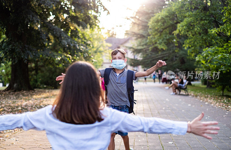 快乐的学生离开学校