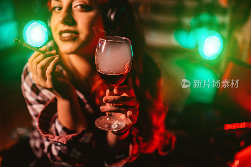 听音乐和喝酒的女人