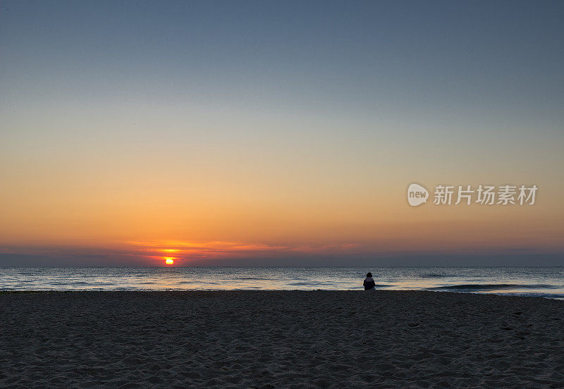 在海滩上迎接日出