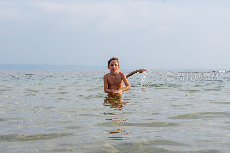 男孩夏天的乐趣在海上