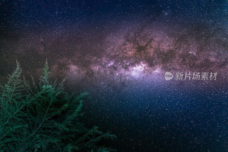 银河星系上方晴朗的天空在安第斯-星星景观的夜晚，秘鲁