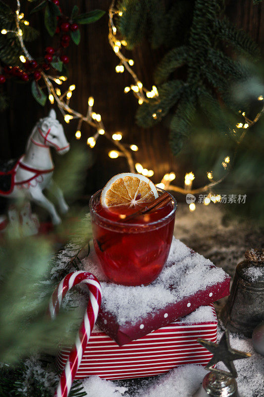 红色圣诞鸡尾酒热葡萄酒在圣诞市场的雪景