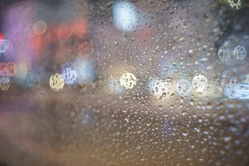 东京涩谷的城市景观，在一个雨夜