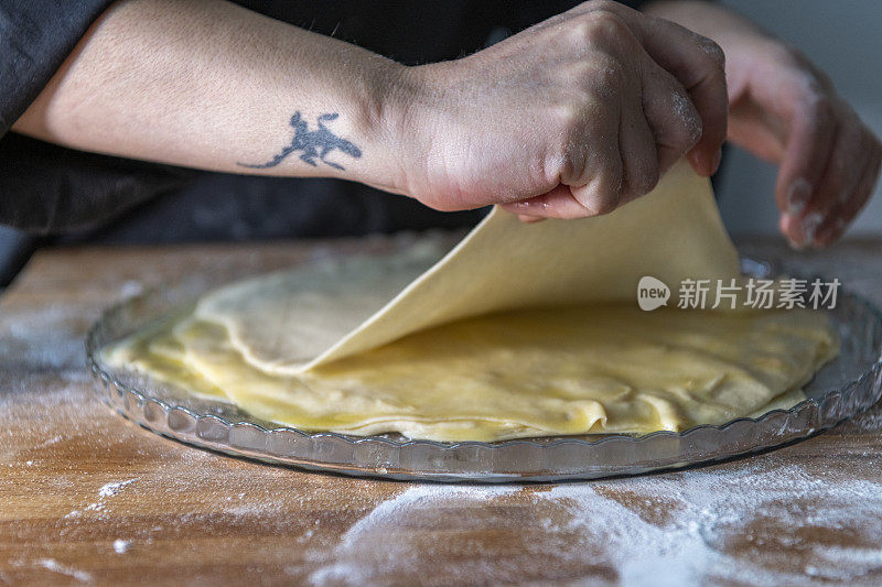 年轻女子准备自制牛角面包