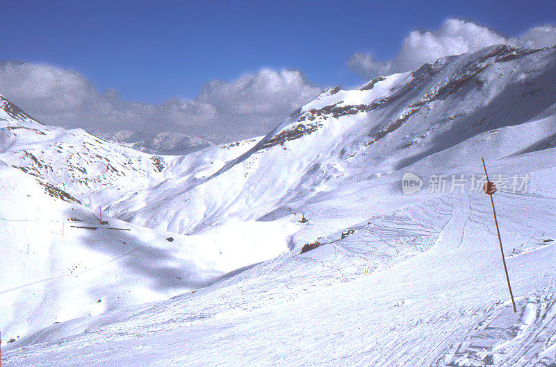 山上空的滑雪场