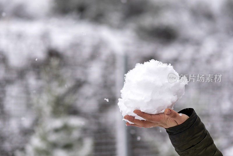 雪球在裸体女人的手上