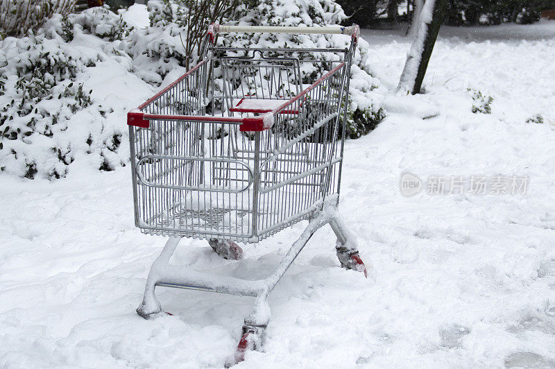 购物车的轮子部分被埋在雪堆里