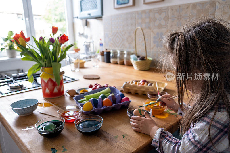 小女孩给复活节彩蛋上色