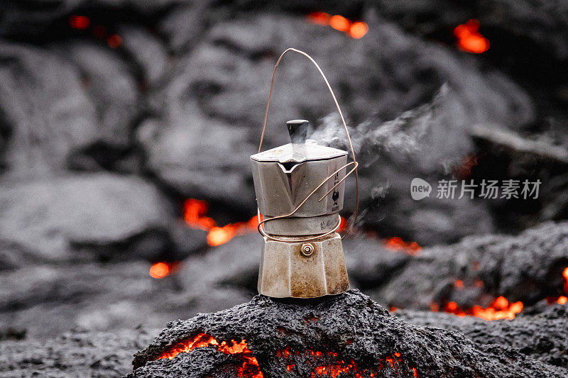摩卡壶在炽热的熔岩上酿造