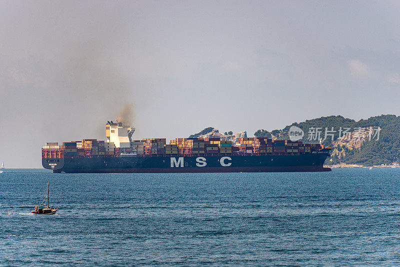 位于欧洲意大利拉斯佩齐亚湾的MSC萨拉埃琳娜集装箱船