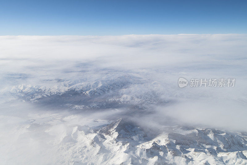 白云之上的雪山。