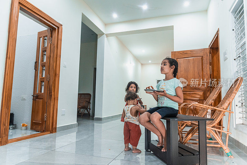 孩子们在家里吃零食