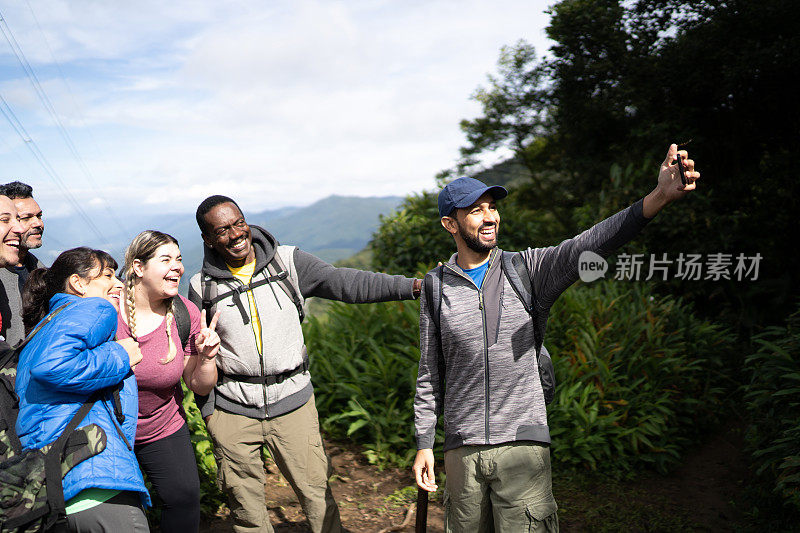 朋友们在徒步旅行时自拍