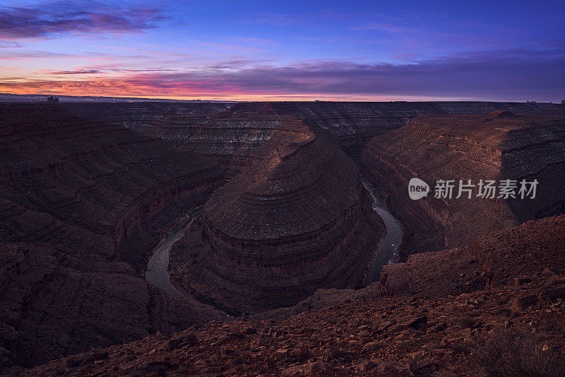 日出时河流蜿蜒穿过峡谷的美景