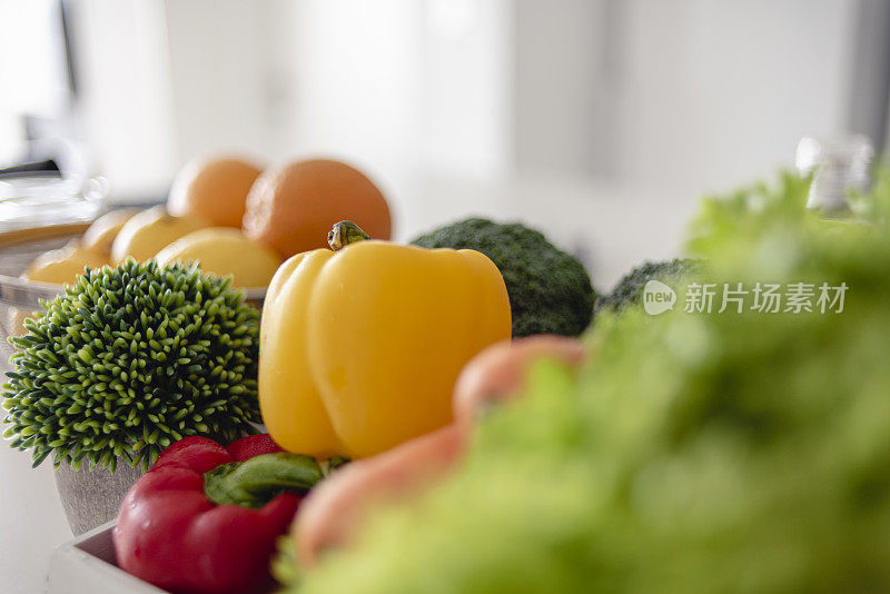厨房托盘里的新鲜蔬菜有花椰菜、黄灯笼椒、红灯笼椒、叶菜
