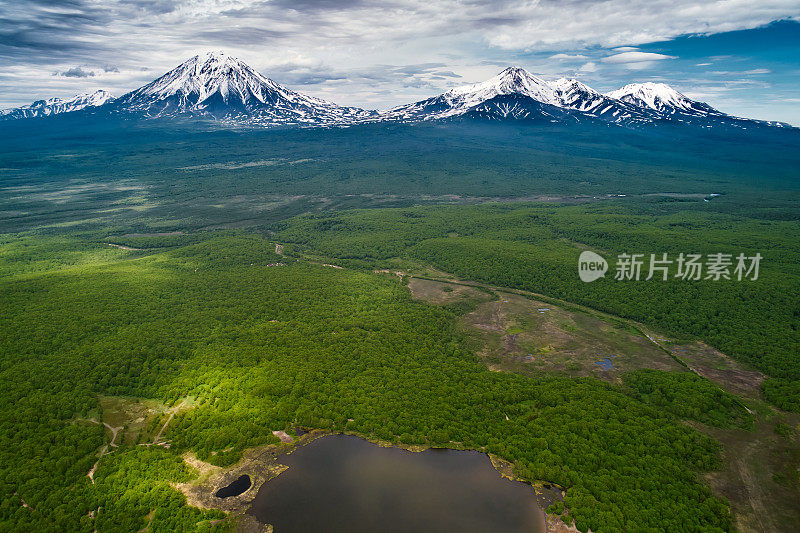 阿瓦钦斯基和Koryaksky火山的无人机在多云的一天附近的斯维特洛耶湖