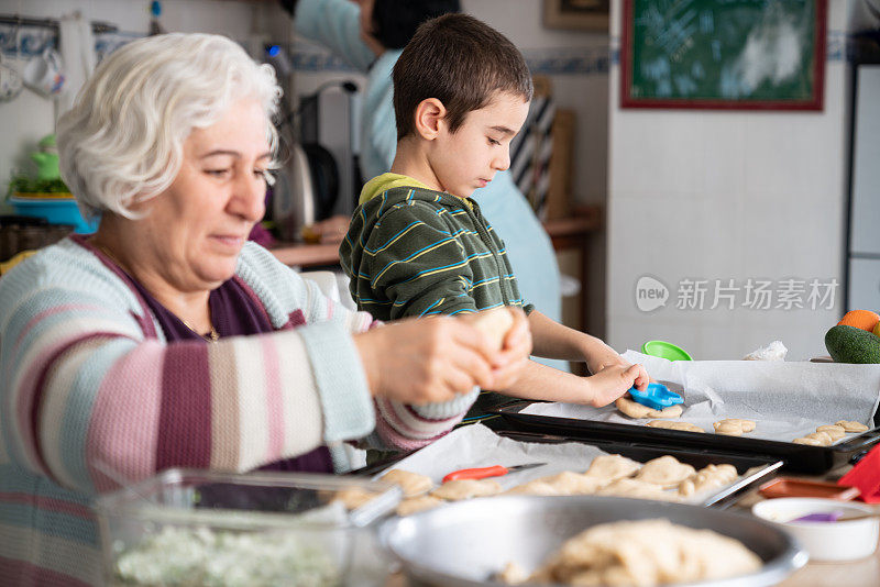 老奶奶和孙子在厨房做饭