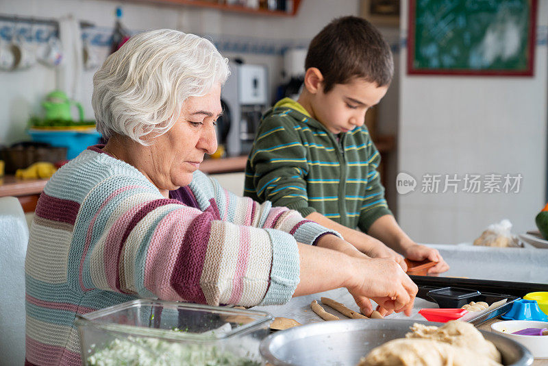 老奶奶和孙子在厨房做饭