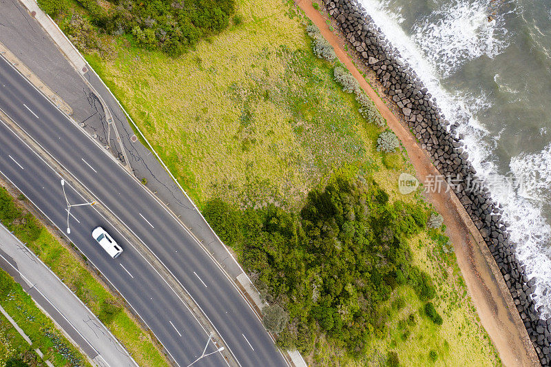 汽车在沿海公路上行驶