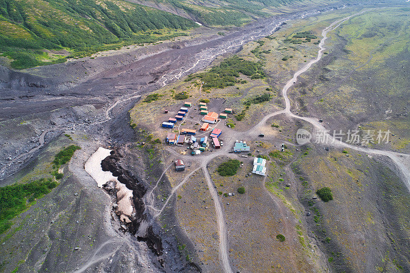 无人机拍摄的科里亚克斯基和阿瓦钦斯基火山脚下的大本营