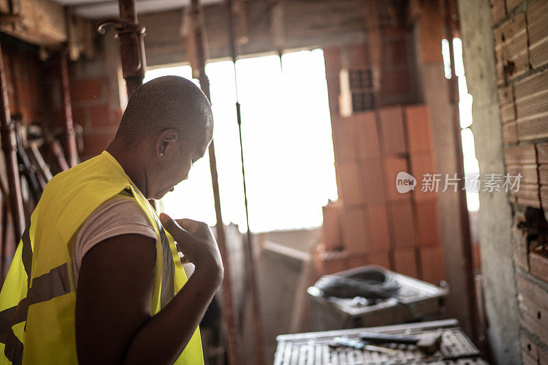 女建筑工人在建筑工地穿著工作服及防护服