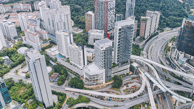 无人机直接俯瞰正在建设的城市与未完工的高架道路交叉路口