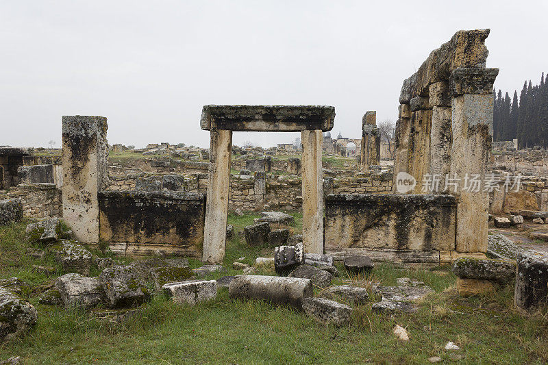 在Pamukkale的古城Hierapolis废墟，站立的柱子和石头结构