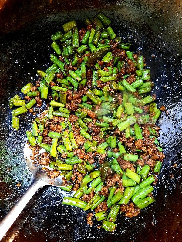 炒菜用炒牛豆配猪肉末。