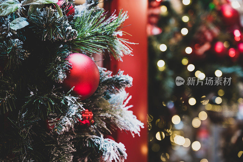 特写的圣诞树与装饰和灯