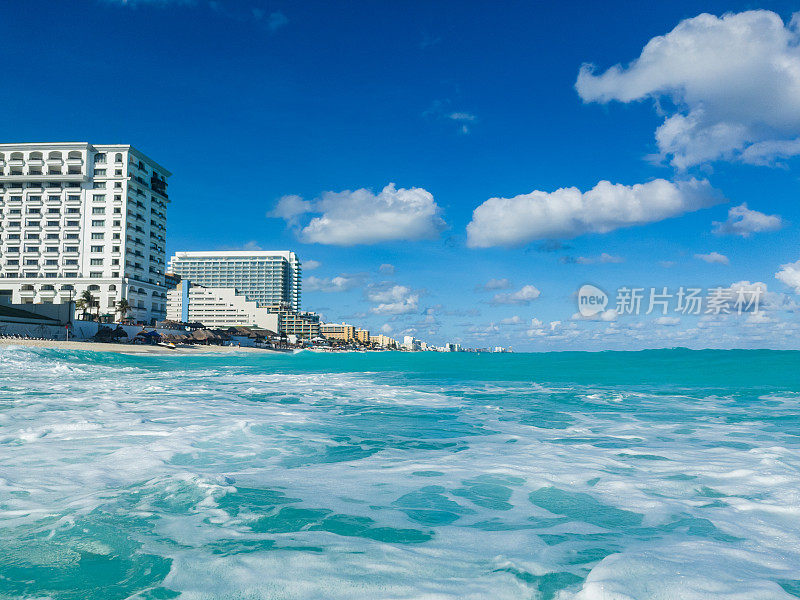 海岸线的坎昆，墨西哥酒店区在日出