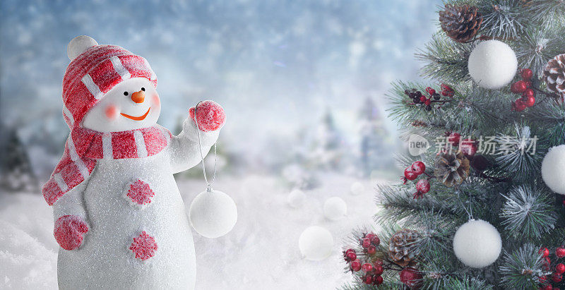 在下雪的冬天，快乐的雪人用雪球、松果和红浆果装饰圣诞树。