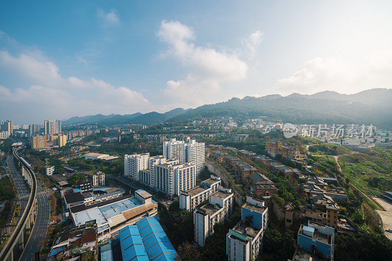 阳光明媚的重庆城市天际线