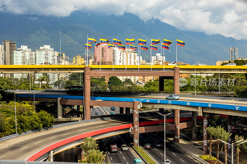 委内瑞拉首都加拉加斯中心的多级高速公路上悬挂着国旗
