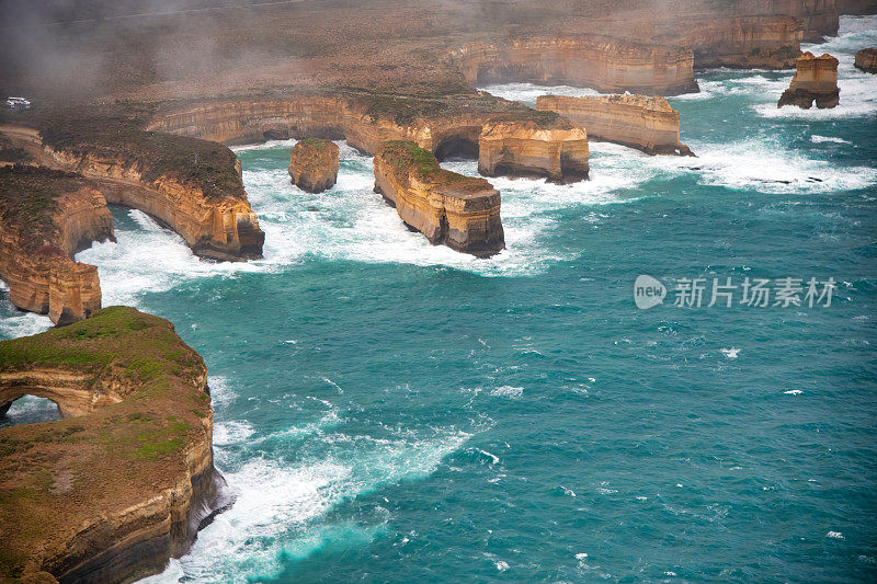 从直升飞机上鸟瞰阿德湖峡谷地区的石灰岩堆栈，澳大利亚。