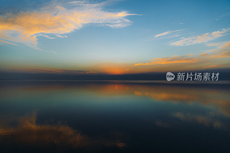 从空中俯瞰约旦死海的落日美景