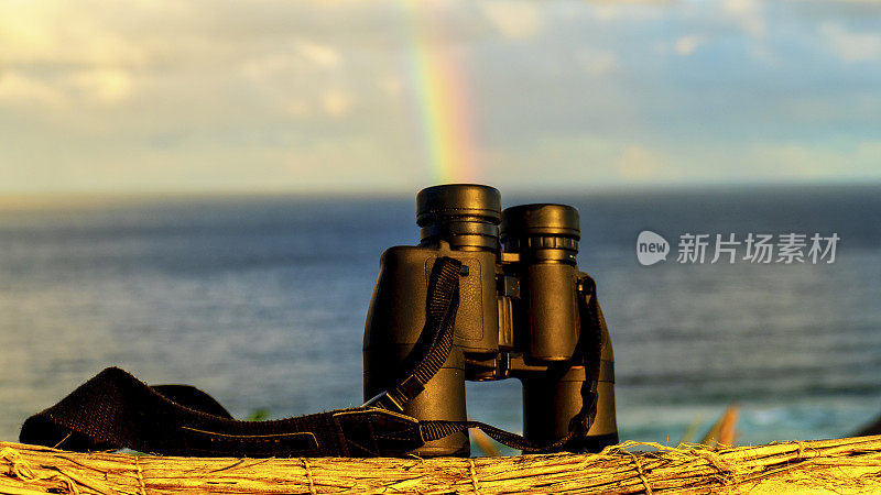 双筒望远镜与彩虹