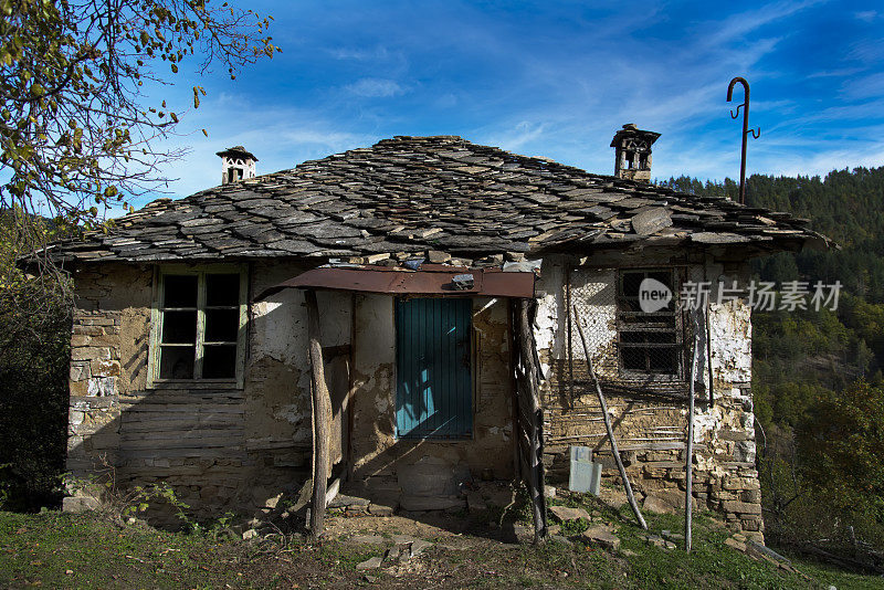 摧毁了房屋。山区中被遗弃的破坏性房屋。