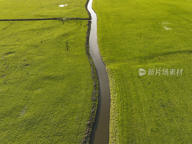 从上面看，沟渠穿过绿色的草地