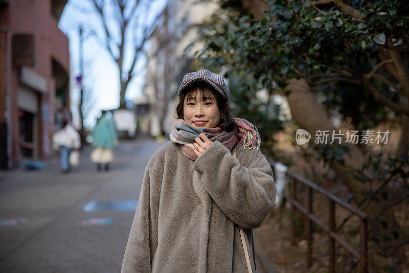 女人走在街上，在冬天逛公园