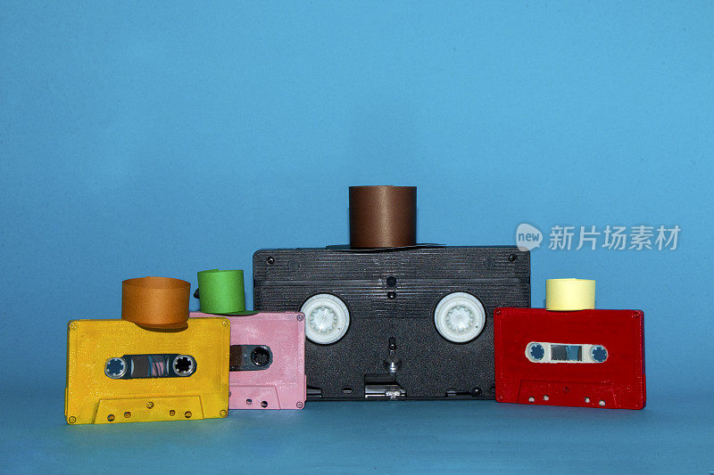 愉快的助产士彩色复古磁带父亲与他的三个孩子在蓝色背景的VHS磁带