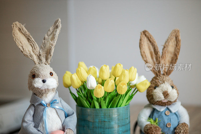 两只可爱的复活节兔子和郁金香