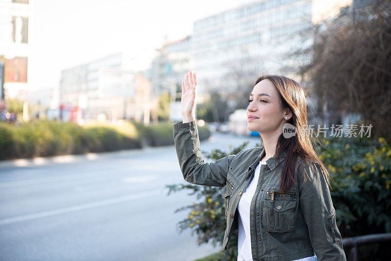 年轻女子在街上叫出租车