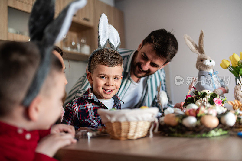 可爱的小男孩戴着复活节兔子耳朵