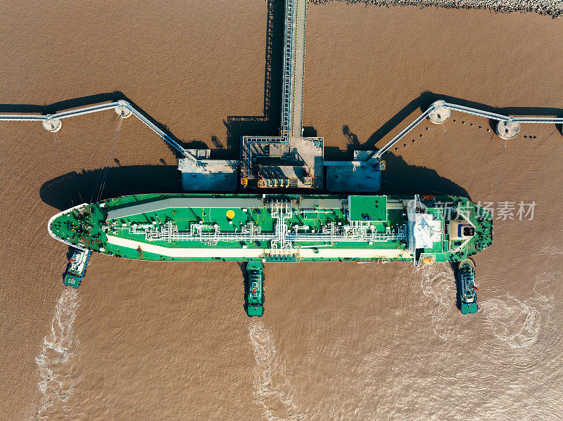 在货运海港的炼油厂工业区的大型燃料储罐的鸟瞰图。