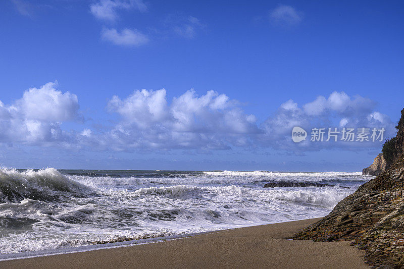 汹涌的海浪在加利福尼亚海岸的海滩上